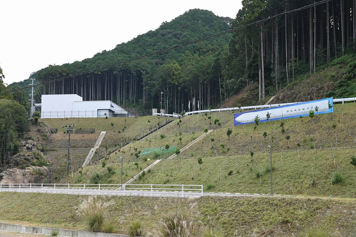 海岸近くの山中を切り開いて作られたロケット射場（写真：水野浩志）