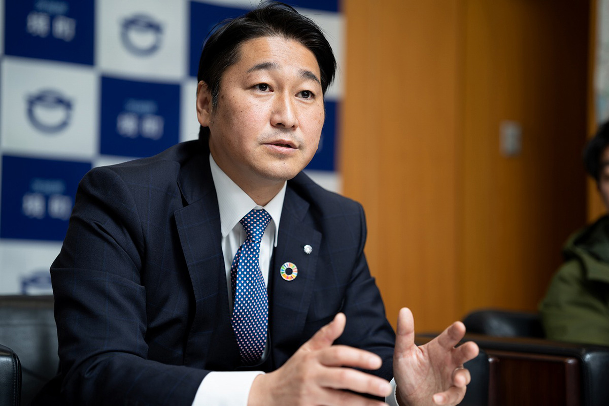 地方財政 橋本正巳 他著 自動運転バスや英語教育強化など、つながり重視で“稼ぐ”自治体目指す