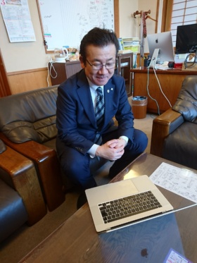 オンライン・インタビュー中の佐藤町長(写真:磐梯町)