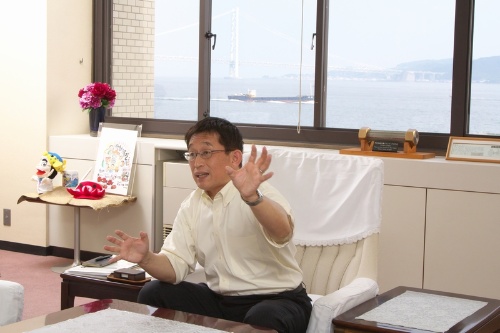明石海峡を望める市役所でインタビューに応じる泉市長（写真：松田 弘）