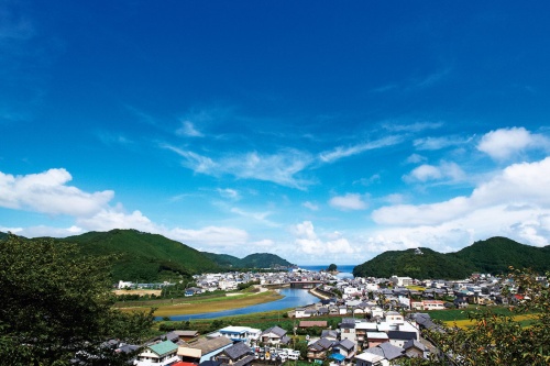 太平洋と清流と山に囲まれた徳島県美波町の風景（写真提供：あわえ）