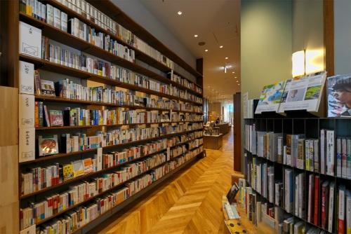 ユニークな分類の書棚が並ぶ八戸ブックセンター（写真：井上 健）