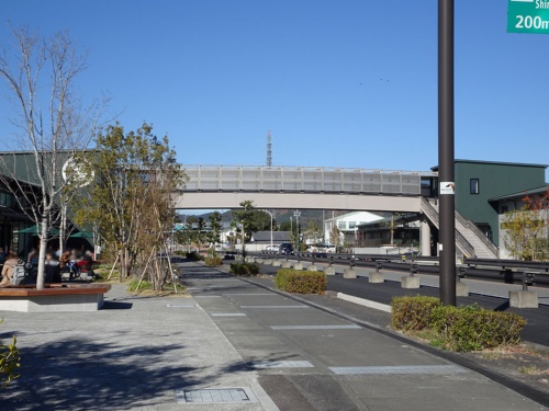 KADODE OOIGAWAの建物を、島田市が架けた歩道橋がつなぐ。歩道橋の下を走るのは国道473号（写真：赤坂 麻実）