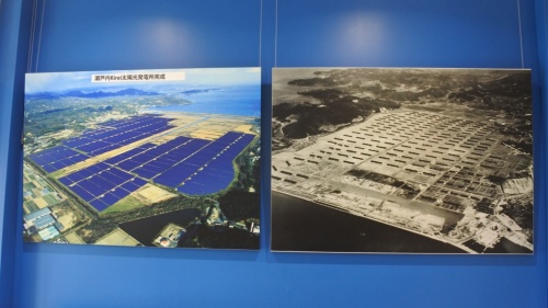 図2●「瀬戸内Kirei太陽光発電所」現地管理棟に展示されたパネル。東洋一を誇った塩田（右）の跡地をメガソーラー（左）で再開発した。
