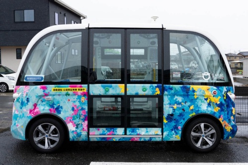 境町に導入されている自動運転バス「ナビヤ アルマ(NAVYA  ARMA)」（仏ナビヤ社製）。ボディは地元出身のアーティストによるデザイン彩色が採用されている（写真：高山透）