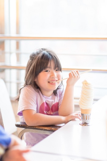 高さ25センチで10段巻きのソフトクリーム（180円）は箸で食べるのが花巻流（写真：上町家守舎）
