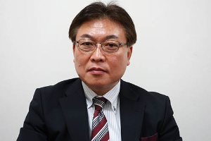 川西市総合政策部副部長の作田哲也氏。「2病院の統合で地域医療を守りたい」と語る