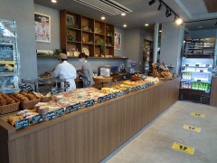 店内の様子。「クーロンヌ」の名物パンや、店舗オリジナルのパンなどが並ぶ（写真：赤坂 麻実）