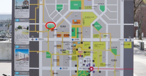 竹園西広場公園の位置（楕円の赤丸で囲まれた「竹西広場公園」部分）。駅前から公園まで、ペデストリアンデッキ（歩行者専用道路）を歩いて到達できる（日経BP 総合研究所がつくば駅前の地図を撮影し加工）