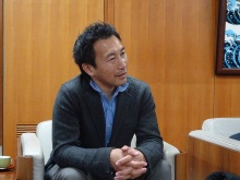 ジオ-グラフィック・デザイン・ラボの前田茂樹代表。泉大津市とは2021年に移転開設予定の市立図書館プロジェクトで関わりを持った（写真：赤坂 麻実）