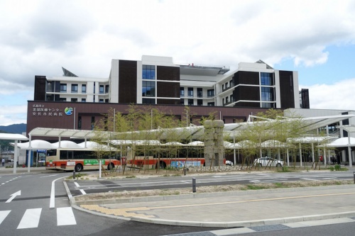 オープン間もない広島市立北部医療センター安佐市民病院。2市2町にわたる4病院の再編の結果だ(写真:井上俊明)