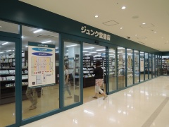 2階のジュンク堂書店明石店の入り口（写真：日経アーキテクチュア）