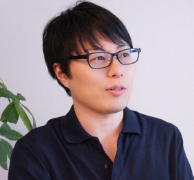 いなばハウジングと副業契約を結び、2020年12月からSNSマーケティングを支援している松本崇氏。「僕らの世代は長く働くのは当たり前。主体的に働き続けるためにはスキルアップが必要で、そのためにも外の世界を知っておきたいし、自分がどれだけできるのかを知っておきたいと思っていました」と語る。福岡県の出身で、地方を支援したい、何らかの形で役に立ちたいという思いを以前から持っていたという(写真:松本崇氏提供)
