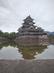 33GAKUから歩いて3分の距離に国宝に指定されている松本城が（左）。観光スポットとして人気の中町通り（右）や縄手通りも33GAKUのすぐ近く（写真：2点とも赤坂 麻実）