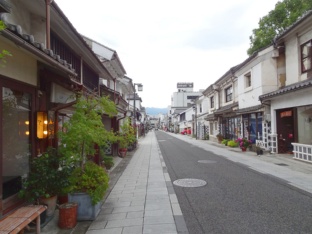 33GAKUから歩いて3分の距離に国宝に指定されている松本城が（左）。観光スポットとして人気の中町通り（右）や縄手通りも33GAKUのすぐ近く（写真：2点とも赤坂 麻実）