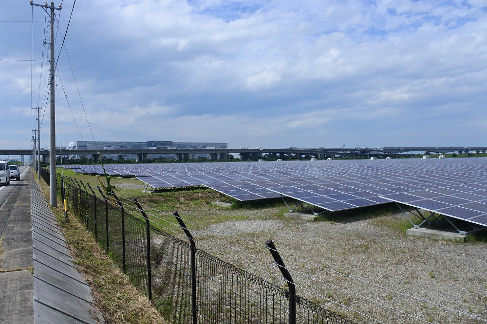 木曽岬干拓地の「地域共生型」メガソーラー、屋根上にも稼働｜新・公民
