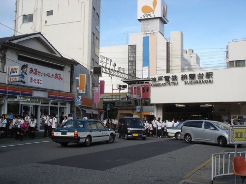 再開発前の鈴蘭台駅前の様子。人とクルマが錯綜するなど、安全上の課題があった（写真：神戸市）