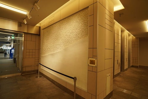 3階の鈴蘭台駅に向かう通路壁面には、久住有生氏による左官作品「風土」が（写真：日経BP総研）