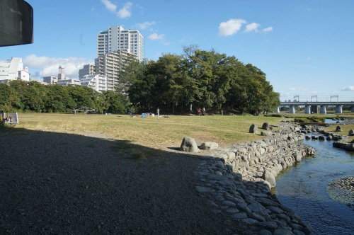 河川敷に広がる世田谷区立兵庫島公園とアウトドアオフィスの敷地（写真：守山 久子）