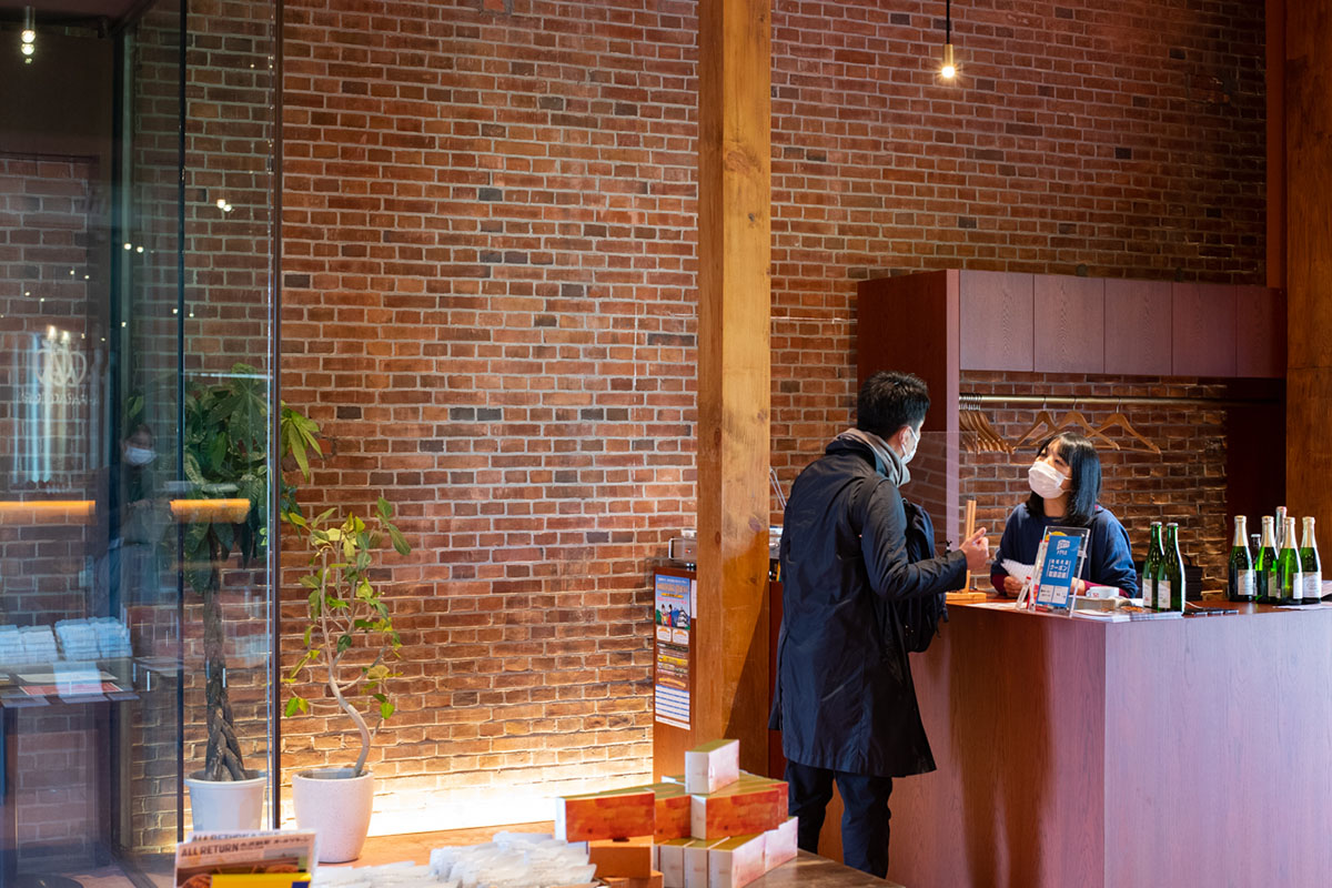 油絵（倉庫入り口） 築100年のレンガ倉庫を美術館に再生、弘前市｜新・公民連携最前線｜PPP