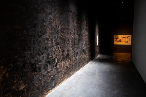コールタールをそのまま再利用した展示室の黒い壁面（写真：村上 昭浩）