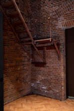 1階ホワイエにある鉄製の階段（左）と天井裏に設置された貯水タンク（右）。どちらも使用はできないが、昔のままの姿で残されている（写真：村上 昭浩）