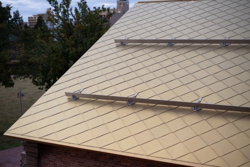 チタン板の屋根は、シードルの色に見立てた淡い金色が特徴だ（写真：村上 昭浩）