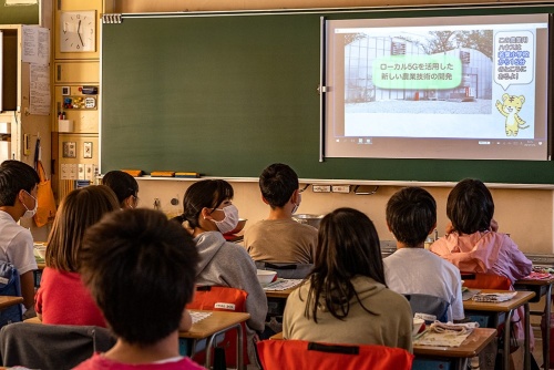 ローカル5Gを活用してトマトが栽培されたことを動画で学ぶ(写真:長坂 邦宏)