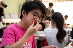 6年生の給食に初めてトマトが丸ごと1個提供された。「めっちゃうまい。甘みがあって、おいしいです」と嫌いなトマトにかじりつく子供も(写真:2点とも長坂 邦宏)