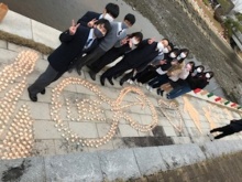 2021年12月に実施した「まじめ川キャンドルナイト」では、高校生がキャンドルを使って宇部市制施行100周年のロゴマークを表現した（出所：宇部市）