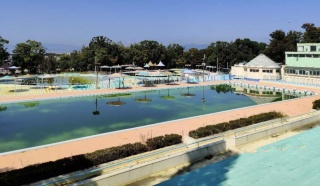 王仁公園の屋外プール。9コースの50m競泳プール、一周120mの流水プールなど4つのプールがある（出所：枚方市）