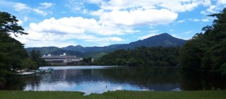 宝が池と公園北側に隣接する国立京都国際会館（出所：京都市）