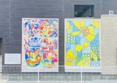 「なみえアートプロジェクト『なみえの記憶・なみえの未来』」の第二弾アートが「浜通り地域デザインセンターなみえ」の外壁に展示された（資料：一般社団法人NoMAラボ）
