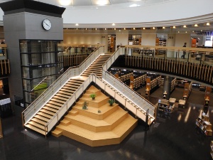 都城市立図書館の内部。座席数は500以上、所蔵資料は約30万冊を数える(写真:茂木俊輔)