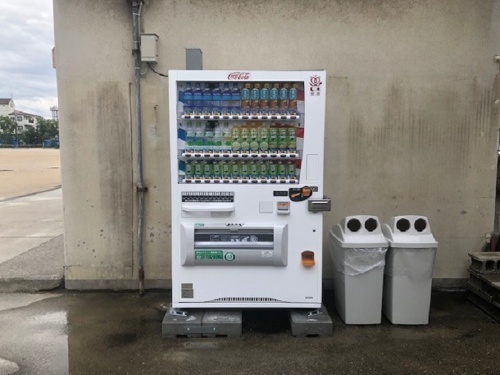 第三中学校に設置されている自動販売機（資料：コカ･コーラ ボトラーズジャパン）
