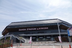 サンガスタジアム外観。スタジアムは京都府亀岡市のJR亀岡駅北側徒歩3分に位置する（写真：日経BP）