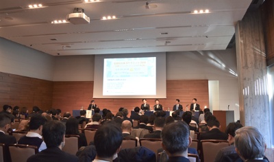 「全国自治体ICTサミット2020」の様子。民間企業や自治体の議員、職員、省庁・団体、大学関係者など約100人が参加した。(写真:柏崎吉一)