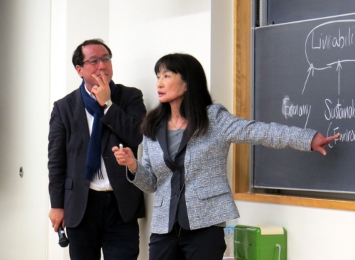 ポートランド州立大学ハットフィールド行政大学院行政学部長の西芝雅美氏(右)。左はモデレーターを務めた立教大学21世紀社会デザイン研究科特任教授の亀井善太郎氏(写真:神近博三)