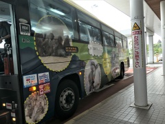 空港アクセスバスは、別府湾に沿ってぐるりと迂回する形で空港と大分市内を結ぶ。大分駅までの大人運賃は片道1550円（2021年9月時点）（写真：中川 美帆）