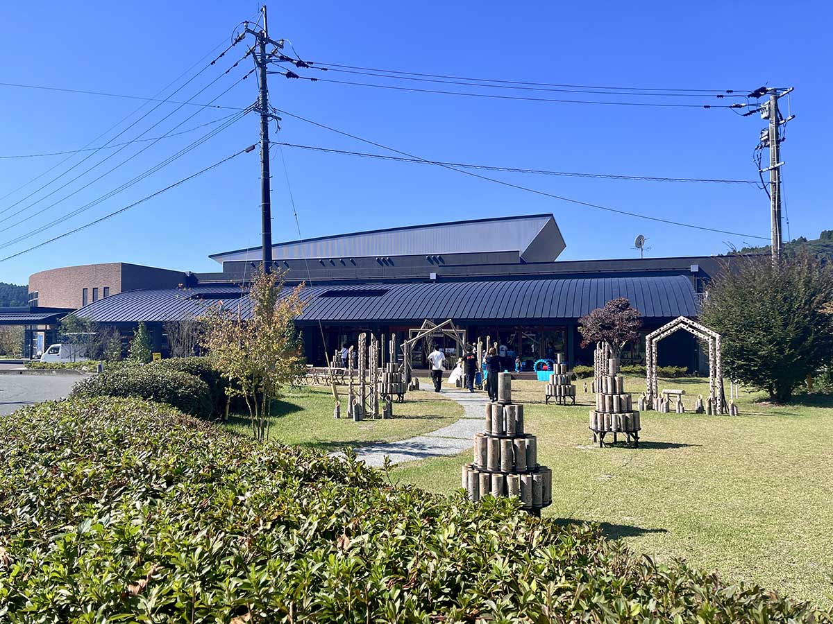 熊本県南関町、町営温泉施設を改修し、図書館を核とした多世代交流拠点