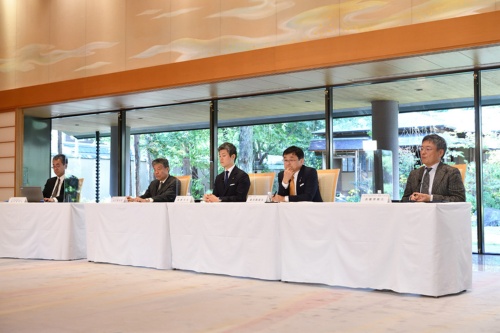 左から2番目が京都府の山下晃正副知事、右に向かって大阪府四條畷市の東修平市長、埼玉県横瀬町の富田能成町長、日経BP 総合研究所 戦略企画部長の髙橋博樹。左端はモデレーターを担当した日経BP 総合研究所「新・公民連携最前線」編集長の黒田隆明(写真:水野浩志)