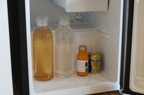 客室はそれぞれしつらいが異なるが、いずれもシンプルなつくりに和む。冷蔵庫には水とお茶が用意されているが、ペットボトルの姿はない