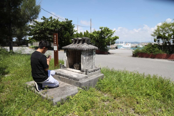 沖縄各地には小さな祠が見られ、地元に人々が日々の暮らしのなかで手を合わせる（写真：松隈 直樹、以下同）