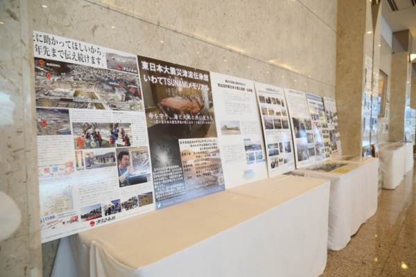 日本全国各地の震災に関する展示が見られる、南三陸ホテル観洋のロビー