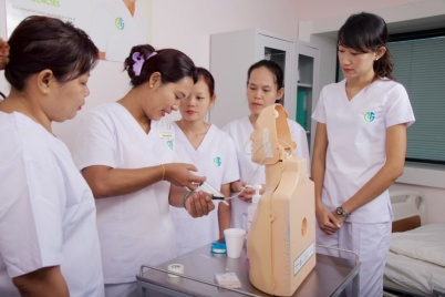 アクティブ・グローバル社のトレーニング風景。母国での看護婦や介護士経験が豊富でも、香港で一般的なケア方法を学ぶことが大切だという（写真：アクティブ・グローバル社提供）