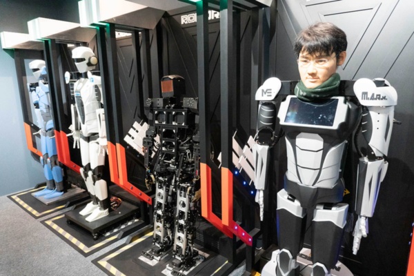 Robornのオフィスには、開発者マーク・マク氏にうり二つのMEロボットが展示されている