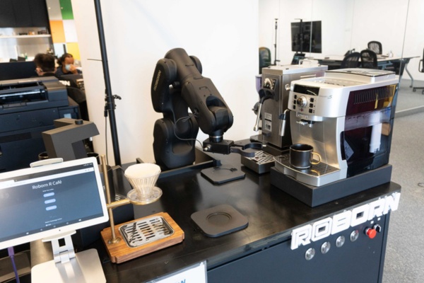 オフィス内には、ロボットアームがバリスタとなるカフェコーナーも