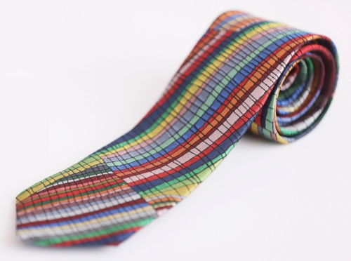 田屋の職人が織り上げて初めて商品化されたネクタイ。八重樫道代氏の「ワープロ」という作品がモチーフだ（写真：鈴木 愛子）