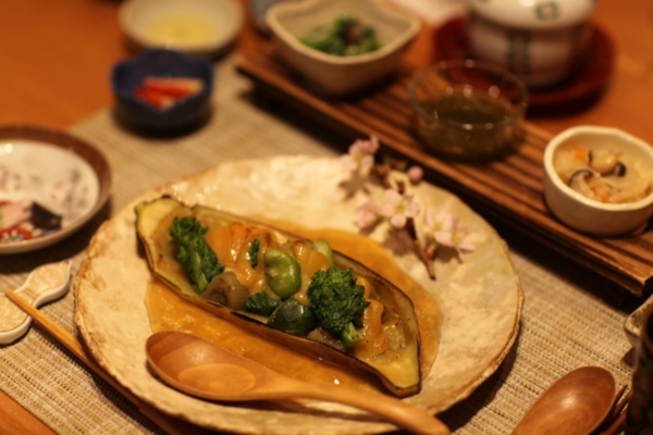 かにしんじょにそら豆、菜花を乗せ、べっ甲あんをかけた焼きなす田楽。いずれも歯茎でつぶせる食材で、とろりといただける(写真:筆者が撮影、以下同)