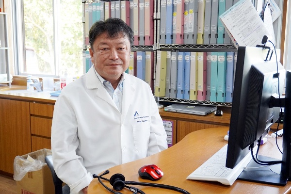 ドクターゴン診療所院長の泰川恵吾氏（写真：近藤 寿成、以下同。現地の取材は2021年12月中旬に実施）
